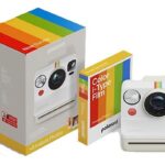 POLAROID Cámara instantánea - Polaroid Now Generation 3 + Paquete de película Color i-Type, Flash preciso, Guijarro blanco