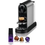 DE LONGHI Cafetera de cápsulas - De'Longhi Nespresso® Citiz EN220.T, 1260W, 19 bar, 1 l, 4 recetas + agua hirviendo, Titan